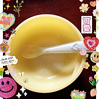 今天五个半月的宝宝第一次吃米粉，好开心啊！对待宝宝上我还算用心总想给她最好的，超满意宝宝的小饭碗...