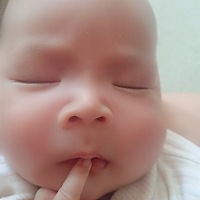 宝宝白天不管多吵他都睡得很香，但是晚上就不睡，一点动静就惊醒了，要不就一直不睡，不知道怎么办了