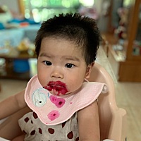 妞妞7个多月就开始在锻炼在餐椅上单独吃饭，一直都乖乖的，这段时间不知道怎么回事，坐上吃饭的椅子就哭...