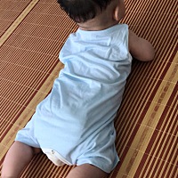 自从今天早上第一次翻身成功后 今天时不时的翻一下 睡着了不自觉的也翻过来了 自己又翻不回去 搞得老翻...