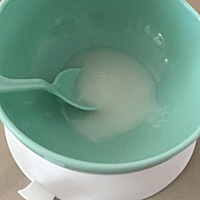记录一下宝贝今天第一次吃辅食 吃光光咯 一滴不剩  吃完还想吃     第一次翻身  早上起来突然就翻起来了...