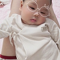 都52天了。。脐带还没脱。。。好烦。。又黄疸。。打不了预防针。。唉。。还好自己买了个蓝光灯。。慢慢...