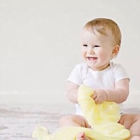 宝宝在这一阶段的大动作能力变化最快，从无意识、笨拙的挥臂蹬腿，到手部精细动作和趴、爬、坐、站、走...