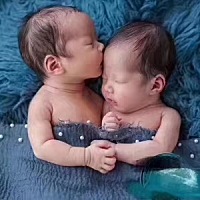 第一口奶既不是水，也不是奶粉！ 科学研究表现，母亲第一口到宝宝嘴里的不是奶而是妈妈给宝宝输送的以双...