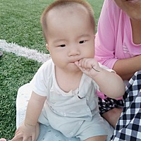 八个月零八天了，屋子待不住了，每次醒来就要外出，早晚遛娃两圈，早上带着他去送姐姐，晚上去广场看球！