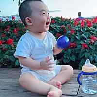 儿子今天被妈妈带着回老家去玩了，一大早的我睡眼朦胧起来给他装好了要吃的奶粉，尿不湿，头天夜里就盘...