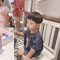 宝宝一岁八个月了 真的太喜欢给宝宝买衣服 每件衣服我都要挑好久 喜欢给他买素一点的 颜色不是那么复杂 ...