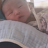 各种睡姿，早上吃饱饱后，护土小姐姐就要带宝宝去洗澡澡了，不穿医院的衣服，换穿自己的衣服后，有没有...