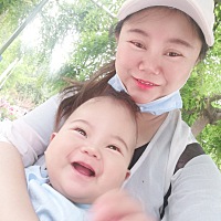 到床边自己停下来了，害怕掉下去。吃辅食了，吃辅食吃的挺好的