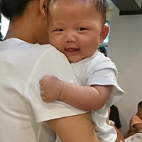 有没有纯奶粉喂养的宝妈呀！ 我家娃3个多月，从出生开始吃的美羚羚恩贝贝的羊奶粉，打算吃完这箱换牛奶...