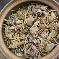 产后每天婆婆都给我吃煲仔饭，糯米酒煮鸡，我叫老公买了水果，自己每天都偷偷吃点水果，希望月子快点过...