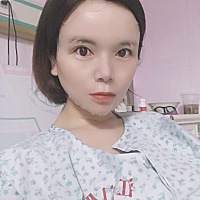 医生和护士小姐姐说，坐月子要保持好的心情！我想了想，要想心情好面膜少不了！下床敷块面膜，纪念剖腹...