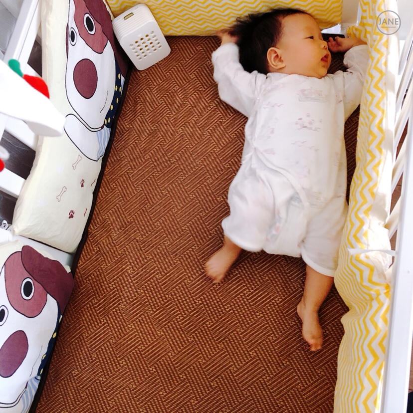 感觉这里面已经关不住你了，10秒钟就从床头蹬到床尾，要不就旋转90度卡起，老母亲又要重新给你摆位置。。。还是你厉害，不说话就能使唤我[抠鼻]