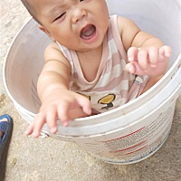 前段时间小宝发烧去住了一个星期的医院   结果检查 医生说 宝宝有蚕豆病，   怎么办啊   严不严重医生也...