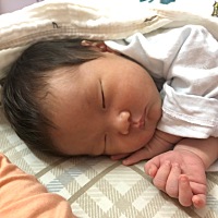 各位宝妈们，宝宝睡觉中老是用力挣扎，扭来扭去，有什么办法可以告诉一下吗？谢谢喽