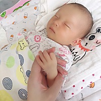 睡觉吃奶的时候都会有点一惊一乍，握着小手还能有点安全感。