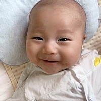 我家孩子两个多月了从出生下来就容易吓着，双手支棱握拳，百度搜了说新生儿都是一样的，现在还是这样，...