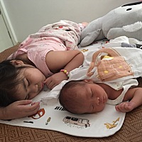 姐姐现在是个宠弟狂魔😄 还是姐姐好看，浓眉大眼的👸