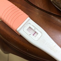 上个月3号姨妈。今天2号，姨妈没来我就验了。宝妈们。有一条显示不清楚。是可能怀孕吗？