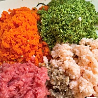 妹妹的午餐 ——————🥟饺子🥟—————— 步骤 1.🥕胡萝卜🥦西兰花🍄香菇剁碎，🐷里脊...
