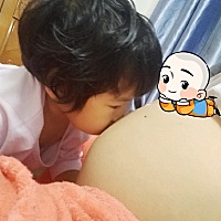 跟姐姐一样乖的小家伙。姐姐让哪天出来就哪天出来。因为今天是他奶奶生日。我说让他出来陪奶奶过生日。...