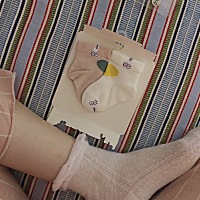 穿上了最小码得袜子，像小船~