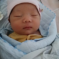 12点开始肚子痛，两点十分到医院检查宫口开了两个半，三点十七出生！出生八斤，今天第六天