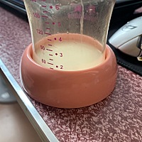 昨晚堵奶发高烧，整个人不舒服，热敷按摩吸奶，还没好，刚才挤了一个小时才挤这么点，疼得我眼泪直转，...