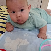 大宝坐在沙发上玩手机，地里坐在椅子上，我给弟弟放洗澡水，我一走开，弟弟都大哭，大宝嫌吵，大声吼了...