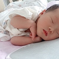 看着二宝各种迷人的睡姿，好搞笑😂