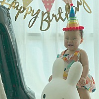 豆妹还没有十一个月呢，周岁照的布置忍不住买起来了。 忍不住先拍几张练练手吧 希望宝贝永远开心快乐！