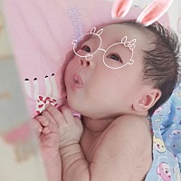 我的大宝贝，醒了也不哭不闹，就自己玩，饿了吃，吃了睡，真好。