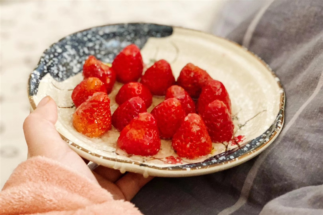 🍓老公做的冰糖草莓🍓：
因为买的草莓不甜所以老公直接改成拔丝的,嗯!果然是要甜很多了~不过不是说好减肥的嘛