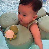 臭弟弟一到水里就一动不动 一出来腿就跟按了马达一样    😂   浪费老娘的钱💰