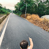 她带着小儿子去厂里住了四天今天晚上突然回来了，我老公、我儿子、我都在房间吹空调没有出去叫他们，一...