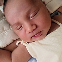 大家帮忙看看我家小宝嘴上面是啥呢？去了趟医院医生说再等等，现在一天比一天大，不知道以后能下去不有...