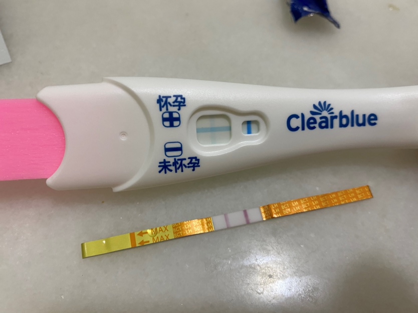 8.6号晚上睡觉前测多一次 验孕棒出现浅色十字架  排卵纸依旧强