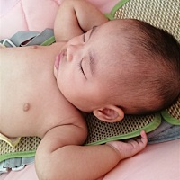 刚刚去了趟厕所，宝宝在那哼唧要睡觉，她爸爸在玩游戏，突然大喊了一声“别叫了”，真是个神经病似的爹 ...