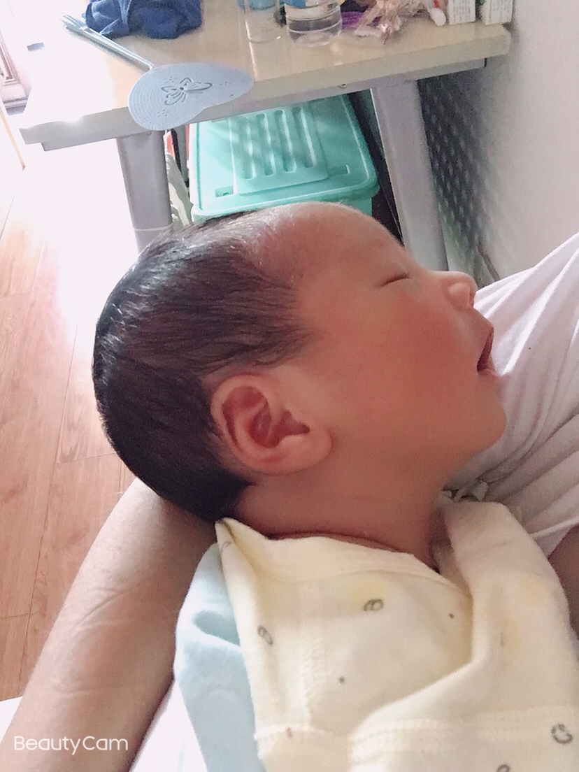 我出生时头发很浓密哦，妈妈一定补了很多营养哦🤪