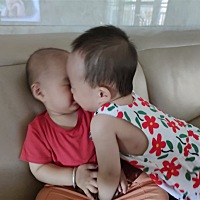 好像有点辣眼睛，可乐一周岁的时候被姨姨吻了一口😂😂