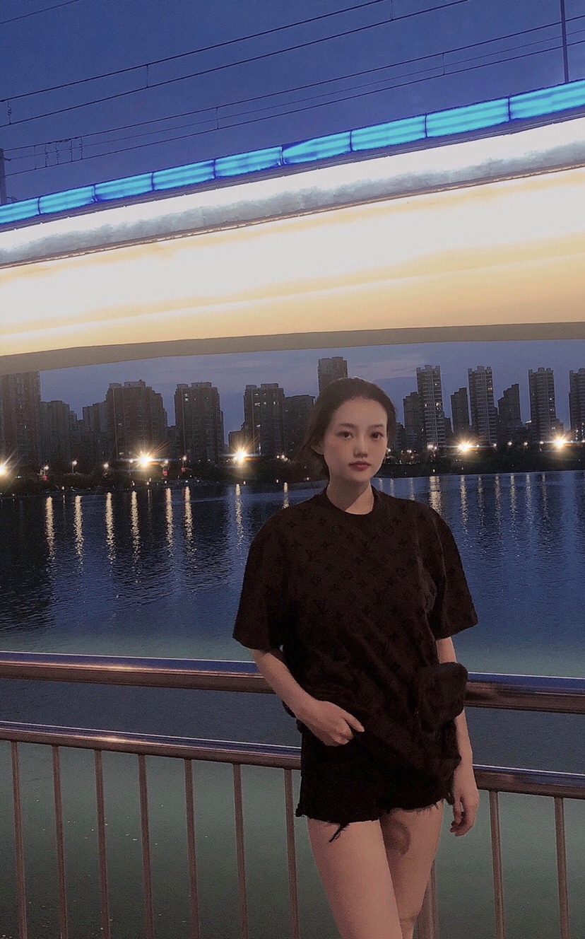 晚上去骑自行车 飒爽