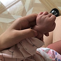 孩子马上快断奶了，今天给婆婆说，等孩子一岁了让她在家照顾孩子，我去外面上班，她说不同意我去，她说...