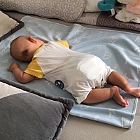 因为难产，实行了胎头吸引，儿子头上有个大大的血肿。13天的时候抽血肿里的血水把头发全剃了，就留了一...