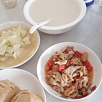 平菇炒肉，炒冬瓜，玉米稀饭，两馒头，半锅海带绿豆汤…一个人一天的饭，趁娃不哭不闹的时候已经做好了...