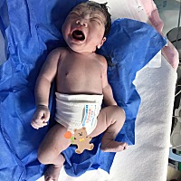 10号凌晨两点半开始宫缩疼，一上厕所发现见红了，顶着无比紧张的心情迅速冲了个澡，和老公婆婆收拾东西...