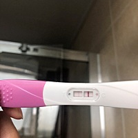 今早验孕棒看到明显的粉印了，激动的睡不着了🤩🤩大卫那个意念灰是昨晚测的，坐等每天加深