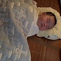 这几天右边堵奶吸不出来，宝贝只吃左边不够，有时候看宝宝吃不到奶水饿得直哭不忍心就泡点奶粉给宝宝喝...