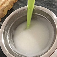 8月12号 女儿4个月19天了  第一次掉地上💔 喂女儿吃米糊吃到一半 后来她不肯吃了 把她抱了放在沙发 （...