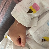 宝宝喝人奶，喝几口就吐出乳头来很凶的发脾气哭然后又喝几口又吐出来，最近两天拉屎只拉2次一天，请问下...