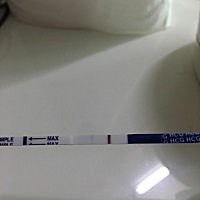 孕友们，帮忙看看有没有？很淡的一条线